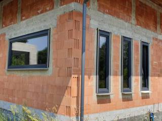Prawidłowy montaż okien i przesuwnych drzwi HST w licu muru Komfort