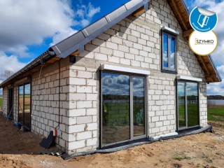 Aluminiowe okna i drzwi w domu z zachwycającym widokiem. Szymko