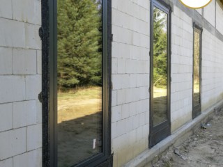 Aluminiowe okna i drzwi wykonane na profilach Aluprof MB-86ST oraz MB- 77 HS HI. Szymko