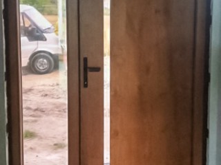 Brama garażowa Novoferm, piękne drewniane drzwi firmy Cal oraz energooszczędne okna PCV od firmy Hensfort BEMARES