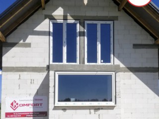 Budynek jednorodzinny z białymi oknami firmy VETREX Komfort