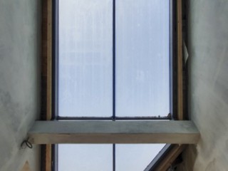 Fasada na elewacji i świetlik aluminiowy w dachu budynku. Komfort