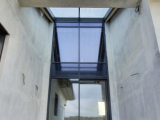Fasada na elewacji i świetlik aluminiowy w dachu budynku. Komfort