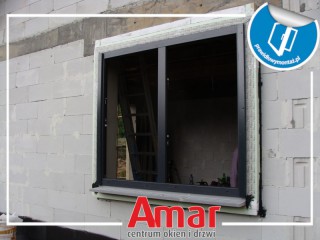 Montaż okna z roletą zewnętrzną w warstwie ocieplenia budynku Amar