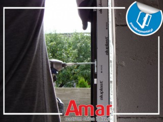 Montaż okna z roletą zewnętrzną w warstwie ocieplenia budynku Amar