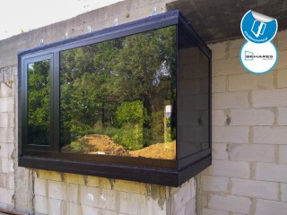 Okna aluminiowe w warstwie izolacji termicznej.
