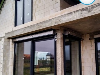 Okna PVC w towarzystwie rolet podtynkowych oraz żaluzji fasadowej FIXOKNA