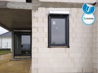 Okna PVC w towarzystwie rolet podtynkowych oraz żaluzji fasadowej FIXOKNA
