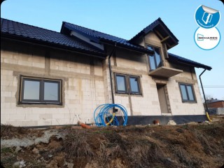 Piękny dom jednorodzinny, wyposażony w nasze niezawodne i nowoczesne okna z PCV BEMARES
