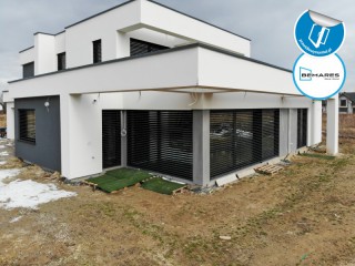 Piękny dom z oknami PVC oraz aluminiowym HST BEMARES