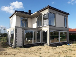 Prawidłowy montaż okien aluminiowych w domu jednorodzinnym