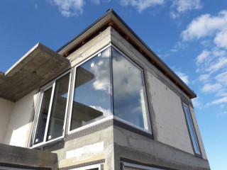 Prawidłowy montaż okien aluminiowych w domu jednorodzinnym Windmar