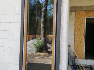 Prawidłowy montaż stolarki okiennej w warstwie muru z cegły ceramicznej w systemie MOWO Komfort