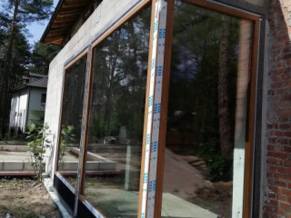 Prawidłowy montaż stolarki okiennej w warstwie muru z cegły ceramicznej w systemie MOWO Komfort