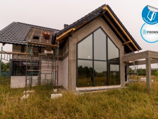 Prezentujemy nasz kolejny prawidłowy montaż okien i żaluzji fasadowych w jednorodzinnym domu w Kiełczowie. FIXOKNA