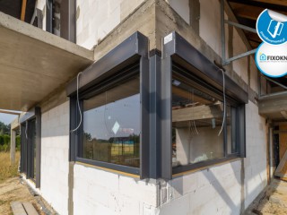 Prezentujemy nasz kolejny prawidłowy montaż okien i żaluzji fasadowych w jednorodzinnym domu w Kiełczowie. FIXOKNA