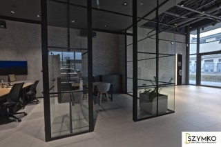 Szklana fasada aluminiowa o dużej szerokości w salonie CUPRA w Białymstoku. Szymko